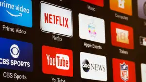 Fanii, cei mai valoroși consumatori pentru industria de streaming. Cât cheltuie lunar pe servicii video
