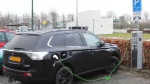 Mașinile electrice din Europa s-ar putea scumpi cu 2.100 de euro. Ce pregătește UE pentru baterii