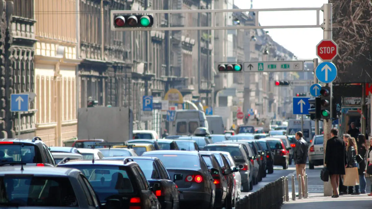 Obiceiul de la semafor care poate grăbi uzura ambreiajului! Greșeala pe care o fac mulți șoferi