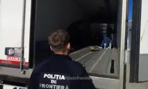 12 persoane au fost găsite ascunse într-un camion la Calafat. Polițiștii au deschis un dosar pentru trafic de migranți