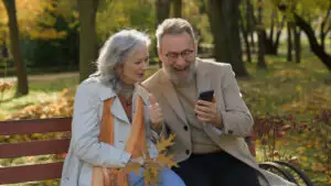 Cine poate cumula pensia cu salariul? Când poate fi cerută recalcularea pensiei