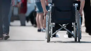 Persoanele cu handicap pot primi până la 8.650 de lei. Cine poate solicita banii și cum pot fi folosiți