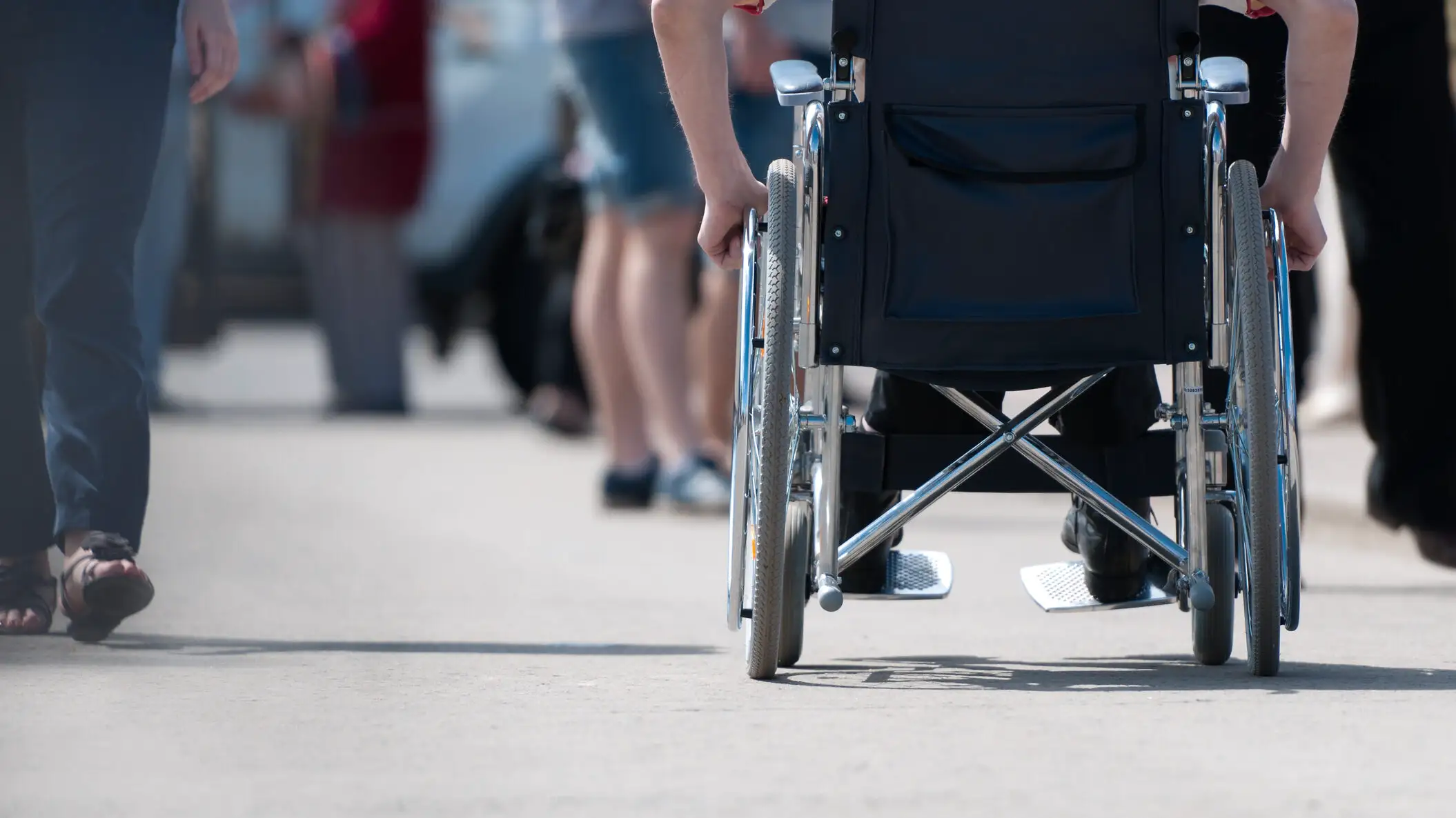 Persoanele cu handicap pot primi până la 8.650 de lei Cine poate solicita banii și cum pot fi folosiți