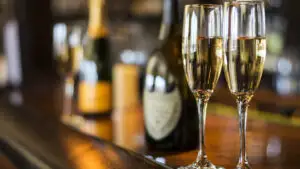 Șampania din 2026 poate depăși limita obișnuită de alcool. Producătorii au primit o derogare