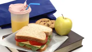 Ce trebuie să conțină sandvișul copilului pentru școală? Recomandarea nutriționiștilor