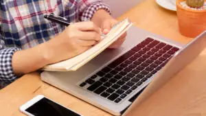 Viața de student în București în 2026. Cât costă lunar chiria, mâncarea și facturile