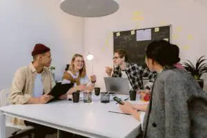 Cum percep angajații români cultura organizațională a companiei în care lucrează?