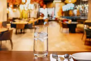 Apa servită la restaurant poate aduce o notă de plată neașteptată. Tot mai multe localuri taxează clienții