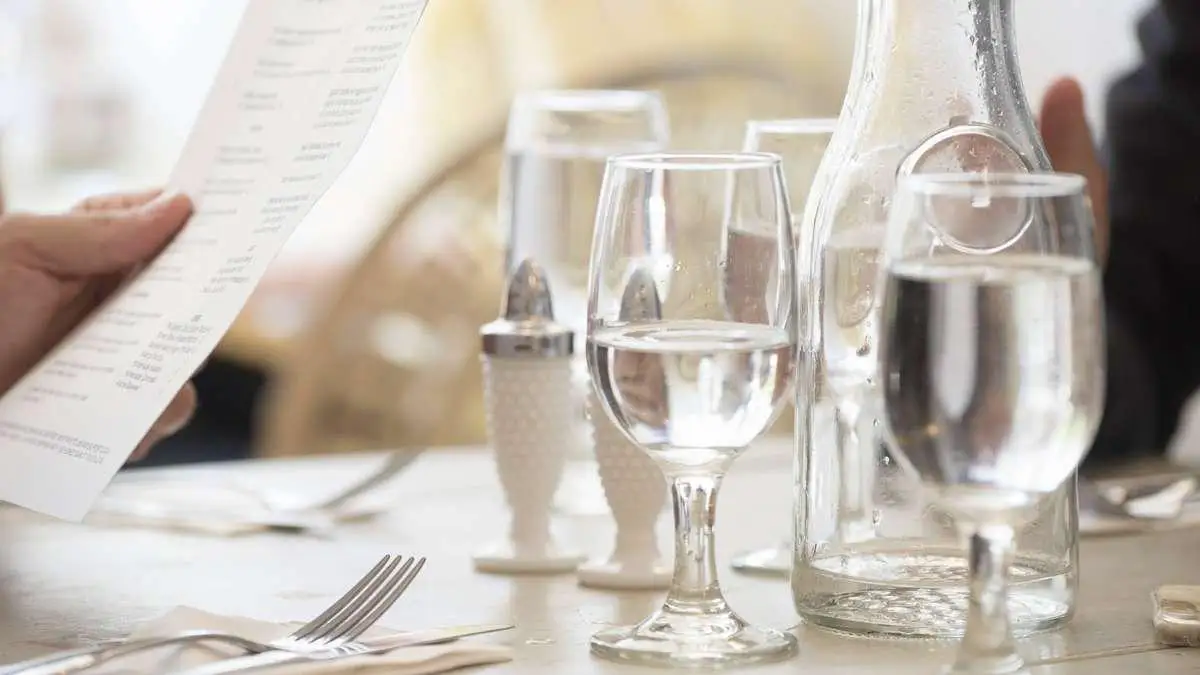Apa de la robinet servită la restaurant