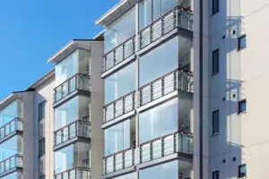 Ce condiții trebuie îndeplinite pentru închiderea balconului. Detaliul ignorat de proprietari