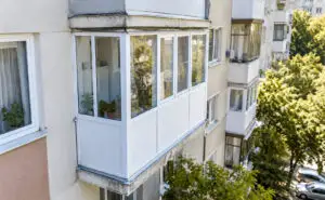 Balcoanele închise fără autorizație, în atenția autorităților. Ce trebuie să știe proprietarii și ce se schimbă din 2027