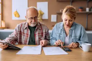 Pensia poate fi executată silit, dar nu integral. Ce sume trebuie să îi rămână pensionarului
