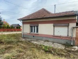 Casă cu trei camere și teren de 1.000 mp, la doar 4.000 de euro. Unde se află proprietatea