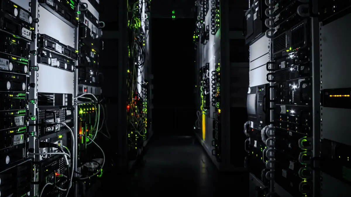 Investițiile în centrele de date ar putea depăși 2.100 de miliarde de dolari până în 2028. Rolul cheie jucat de inteligența artificială
