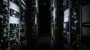 Investițiile în centrele de date ar putea depăși 2.100 de miliarde de dolari până în 2028. Rolul cheie jucat de inteligența artificială