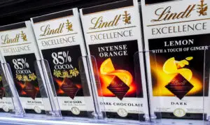 Lindt recunoaște că a scumpit prea mult ciocolata. Dulciurile companiei elvețiene au devenit prea scumpe pentru mulți consumatori: Am evaluat greșit