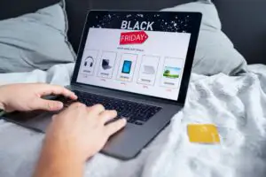 Vinzi haine, mobilă sau electronice pe internet? Pragurile care pot atrage raportarea la ANAF