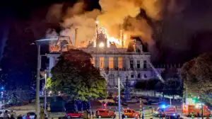 O primărie veche de 140 de ani din Franța, cuprinsă de flăcări. Grupuri de persoane mascate au incendiat clădirea istorică