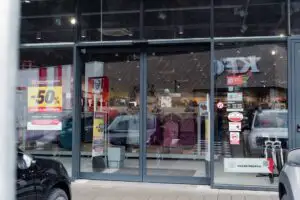 Ce trebuie să știi înainte să alegi o ușă automată. Șapte criterii care contează mai mult decât prețul