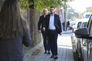 ILie Bolojan a ajuns la DNA Iași. Premierul, chemat ca martor în dosarul lui Fănel Bogos. VIDEO