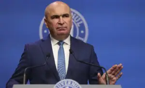 Bolojan, după criticile privind creșterea TVA: „Aţi văzut în noul program de guvernare vreo scădere?” Ce se întâmplă cu majorările de salarii și pensii