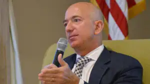 Milioane de oameni vor trăi în spațiu în următoarele două decenii. Previziunile lui Jeff Bezos: Atât de repede vor accelera lucrurile