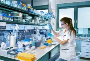 Virus creat cu inteligența artificială, administrat unui om. Ce se știe despre experiment