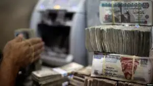 Lira egipteană pierde tot mai mult teren în fața dolarului. Ce a provocat turbulențele financiare