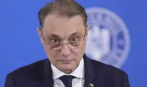 S-a aflat cât câștigă premierul Luca Niculescu. Ce salarii primesc angajații din Cancelaria sa
