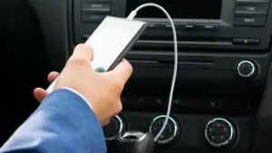 Pericolul ascuns din mașinile moderne. Serviciile de Informații dezvăluie ce se întâmplă când îți conectezi telefonul prin Bluetooth sau USB la sistemul de navigație