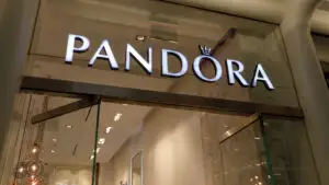 Aur reciclat și energie verde. Pandora deschide în Vietnam cea mai mare fabrică de bijuterii fine din lume
