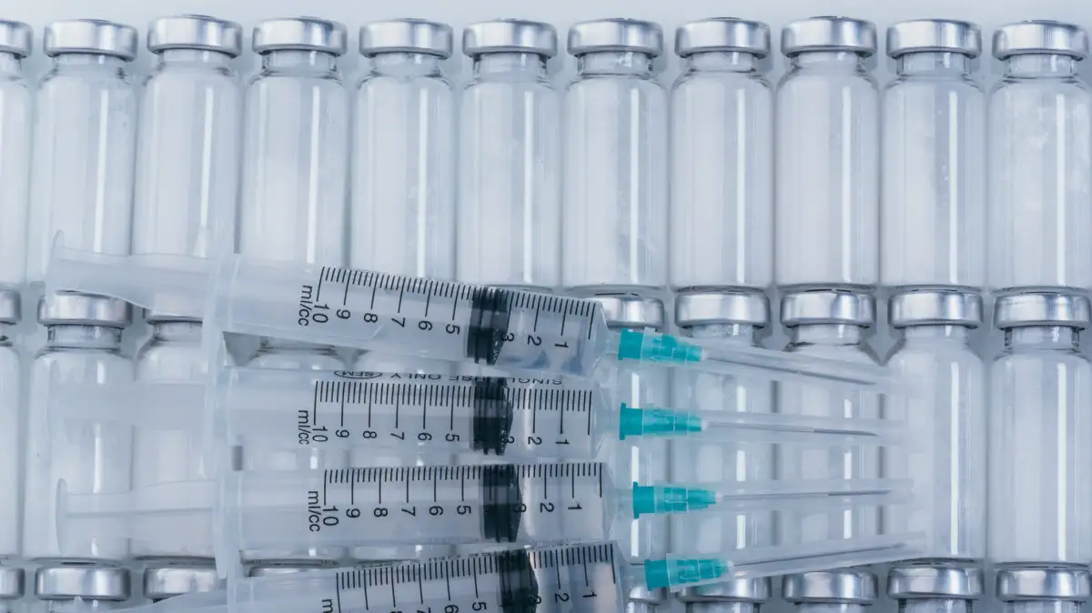 Antibioticele ieftine din China amenință ultima mare fabrică de penicilină din Europa. Sandoz solicită intervenția Comisiei Europene