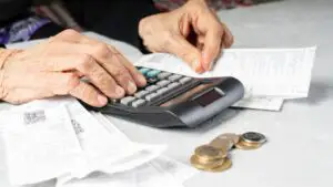 Pensia după 35 de ani de muncă dacă ai două joburi. Câți bani primești în plus și ce se întâmplă cu vechimea