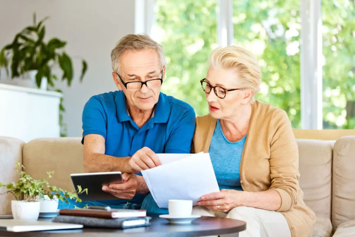 Pensionarii pot pierde 112 lei pe lună la indexarea din 2027. Ce procent de majorare este luat în calcul