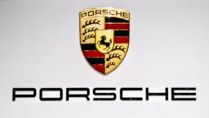 Porsche schimbă strategia: mai puține mașini, dar prețuri cu 20% mai mari. Compania renunță la 9.000 de angajați