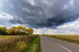 Prognoza meteo 22 octombrie. Unde lovesc ploile și unde apar lapovița și ninsoarea