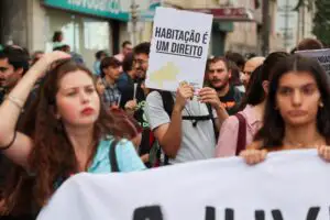 Criza locuințelor scoate oamenii în stradă. Intervenție a poliției și arestări la Lisabona
