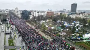 Ce se întâmplă în Serbia: alegeri anticipate, cozi la urne și o revoltă care pune presiune pe Vucic