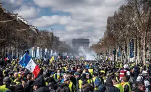 Parizienii se „înarmează”: cumără spray-uri cu piper și grenade lacrimogene. Urmează un nou weekend cu proteste