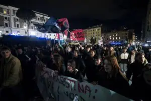 Modelul francez de proteste a ajuns în Italia. Scumpirile și salariile mici au scos lumea în stradă. Vor să blocheze toată țara