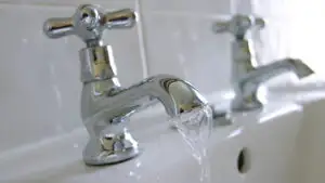 Românii plătesc apă rece la preț de apă caldă? Adevărul despre ce înregistrează contorul. Cum poți reduce pierderile la bloc