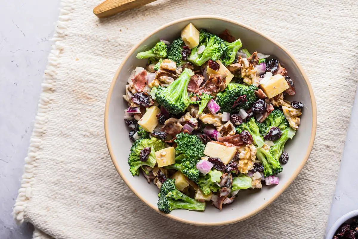 Salată de broccoli