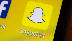 Snapchat ajunge în instanță pentru dependența tinerilor de rețelele sociale. Zuckerberg și Spiegel, chemați să depună mărturie