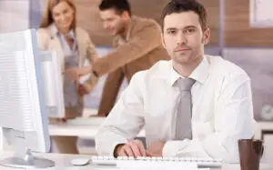 Facultate sau direct la muncă? Câți bani poate câștiga un tânăr în primii 3 ani. Comparație între salarii, costurile studiilor și oportunități de carieră