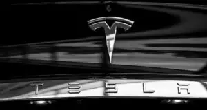 Profitul net trimestrial al Tesla a scăzut cu 43%. Investițiile în AI cresc cheltuielile