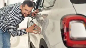Mașină nouă sau second-hand pentru primul autoturism? Ce trebuie să știe tinerii înainte să aleagă între credit și leasing