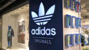 Adidas dă în judecată un brand australian pentru hainele cu patru dungi. Ce despăgubiri cere compania germană
