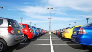 Înmatriculările auto din România au scăzut cu 10,6% în 2026. Dacia a pierdut aproape 10% din piață