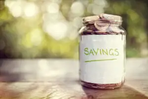 Cont de economii sau depozit la termen? Diferența care contează când aveți nevoie de bani
