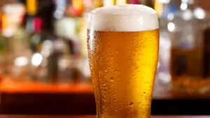 AB InBev, Heineken și Carlsberg se pregătesc de scumpiri în 2027. Războiul din Iran crește costurile pentru producătorii de bere